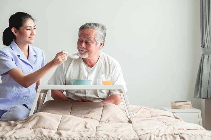 Dịch vụ chăm sóc người già cao tuổi bệnh nhân uy tín tại Quảng Nam (2)