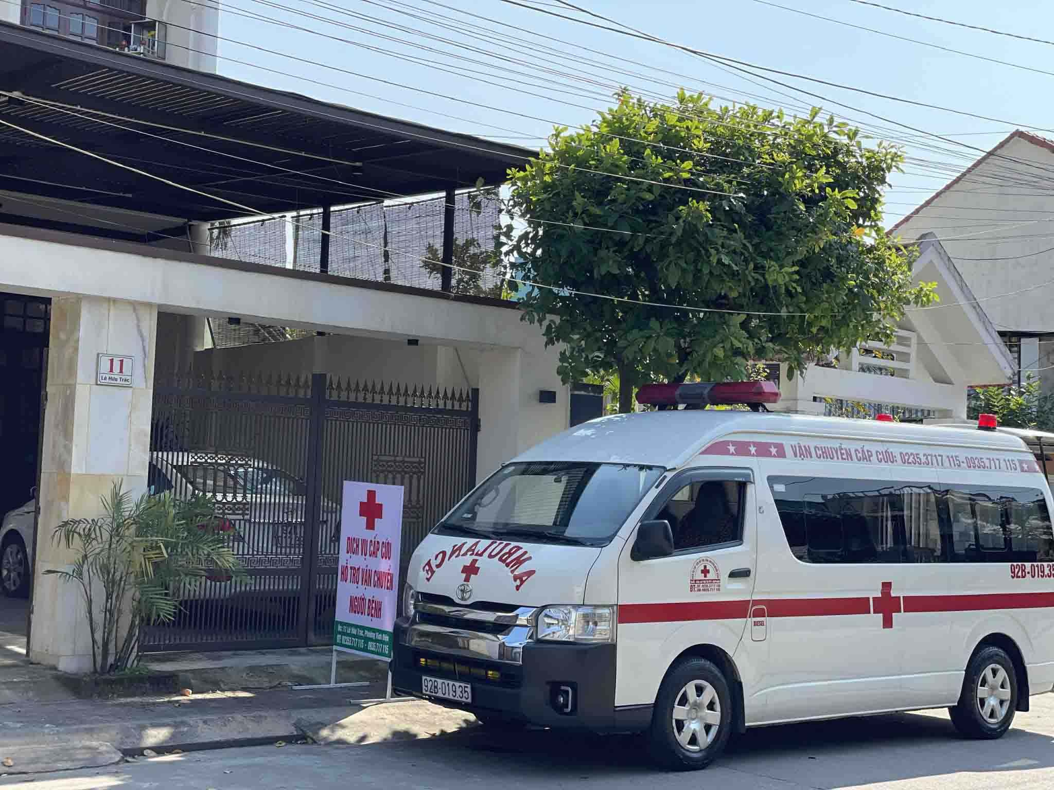 Xe cấp cứu vận chuyển người bị nạn tại Quảng Nam (2)
