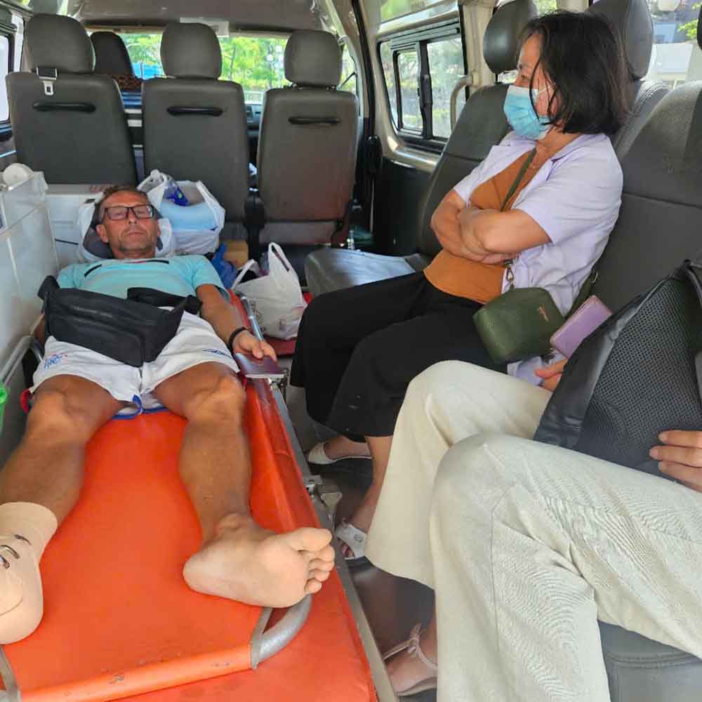 Xe cấp cứu dịch vụ tại Trung tâm Y tế huyện Duy Xuyên